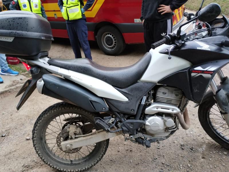 Acidente na rua Augusto Wunderwald deixa motociclista ferido