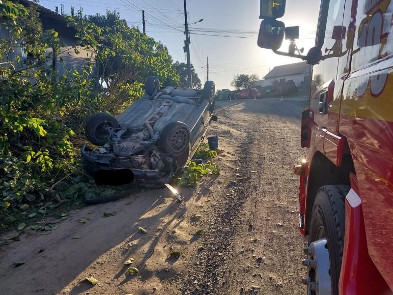 Colisão seguido de capotamento em Mafra SC
