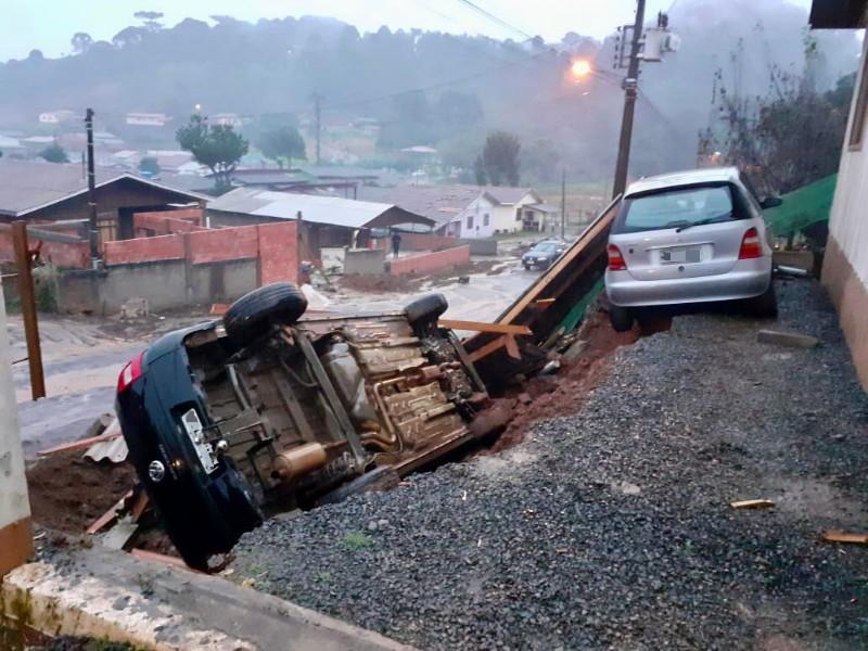 Desabamento de terra na cidade de Lebon Régis SC