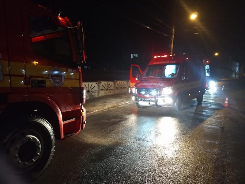 Queda de moto em Mafra deixa duas pessoas feridas