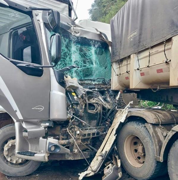 Colisão entre dois caminhões e uma carreta em Videira SC