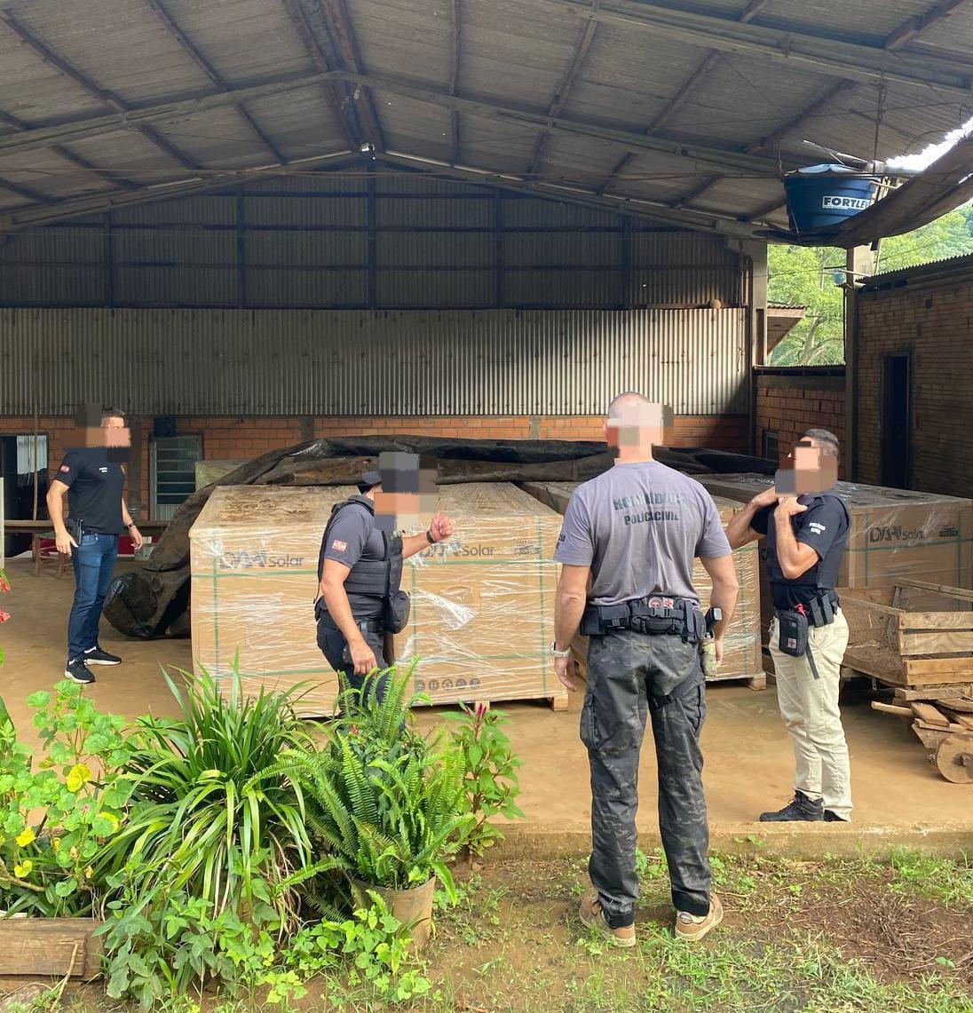Carga de painéis solares é recuperada pela Polícia Civil de Joinville