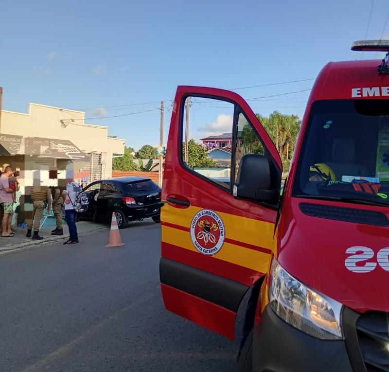 Colisão em muro deixa homem ferido em Rio Negrinho