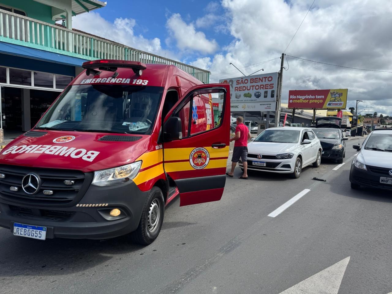 Acidente deixa dois homens feridos na Antônio Kaesemodel
