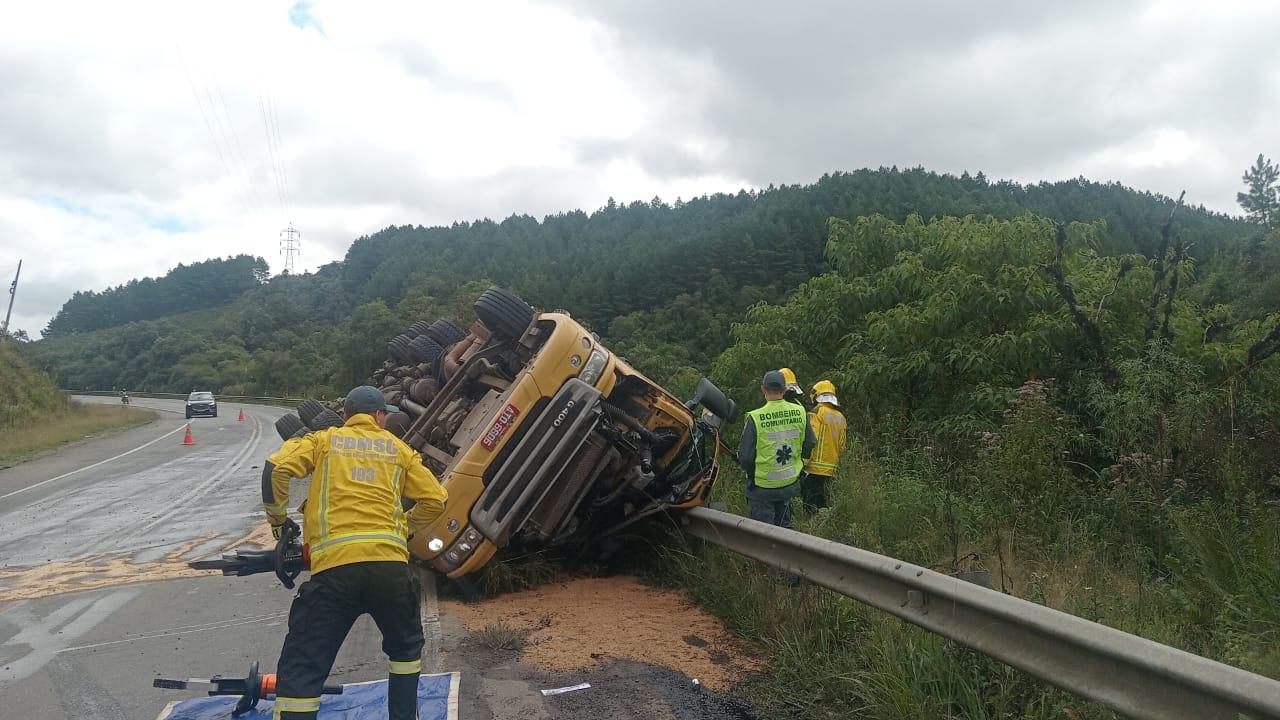 Carreta tomba na SC-418 e deixa caminhoneiro em estado grave