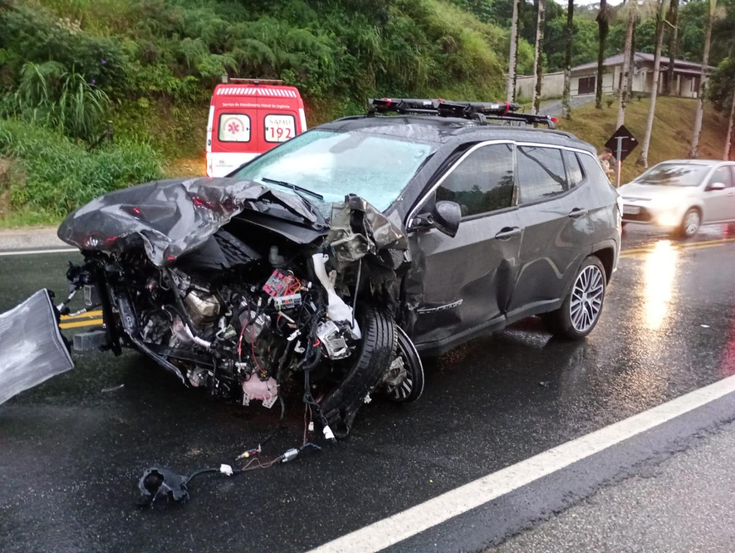 Grave acidente deixa dois mortos na SC 410