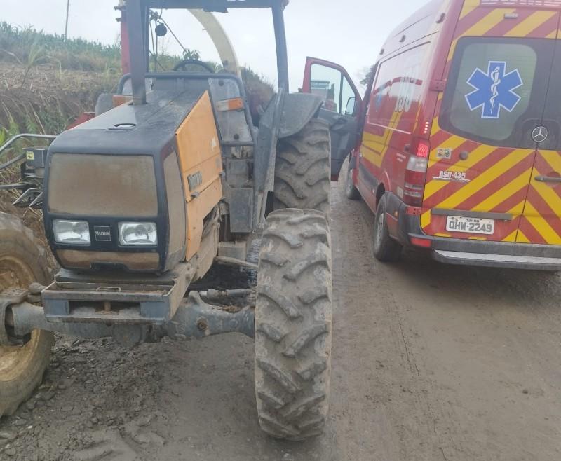 Homem fica em estado crítico após cair de trator em Vidal Ramos