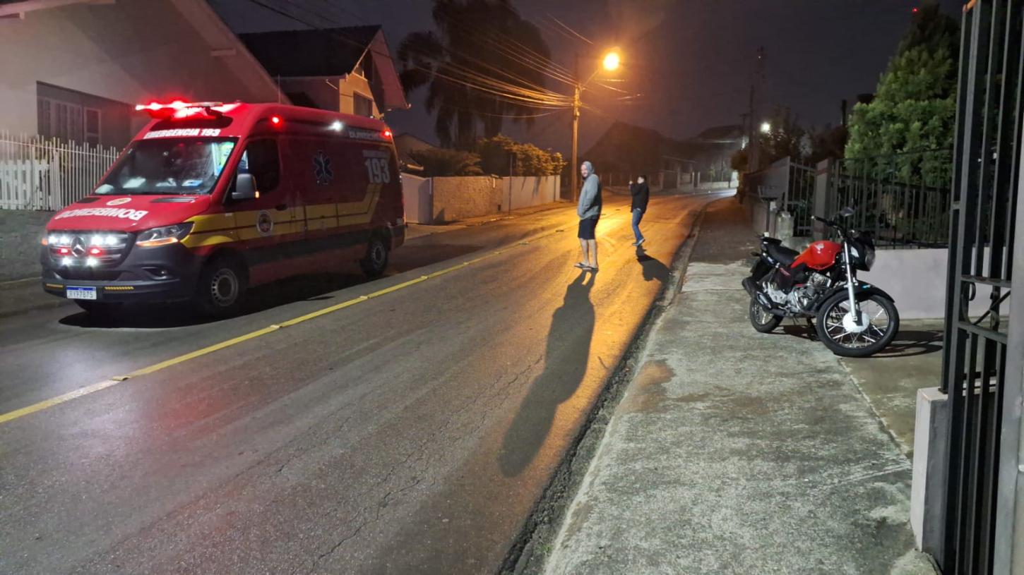 Queda de moto na rua Luiz Bollmann próximo a Macrobom