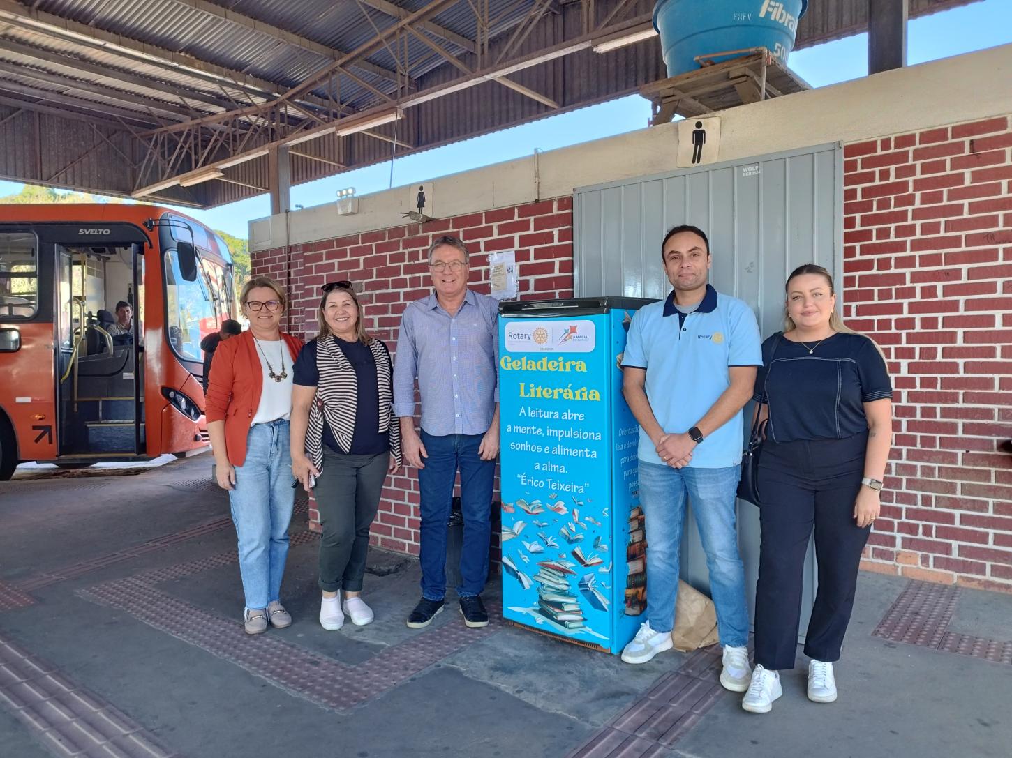 Rotary Oxford entrega Geladeira Literária