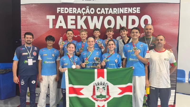 Taekwondo de São Bento do Sul da um show em Itajaí
