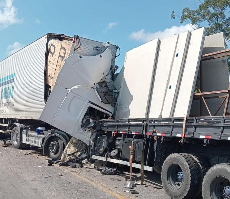 Acidente deixa dois motoristas presos as ferragens na BR-280 em Araquari
