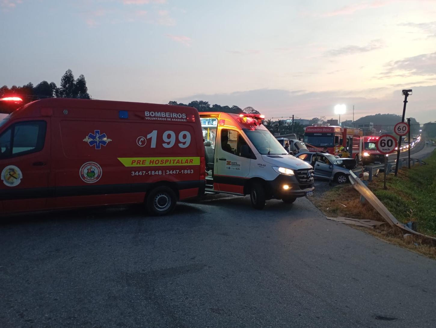 Acidente entre caminhão e carro  deixa duas vítimas na BR-280, em Araquari