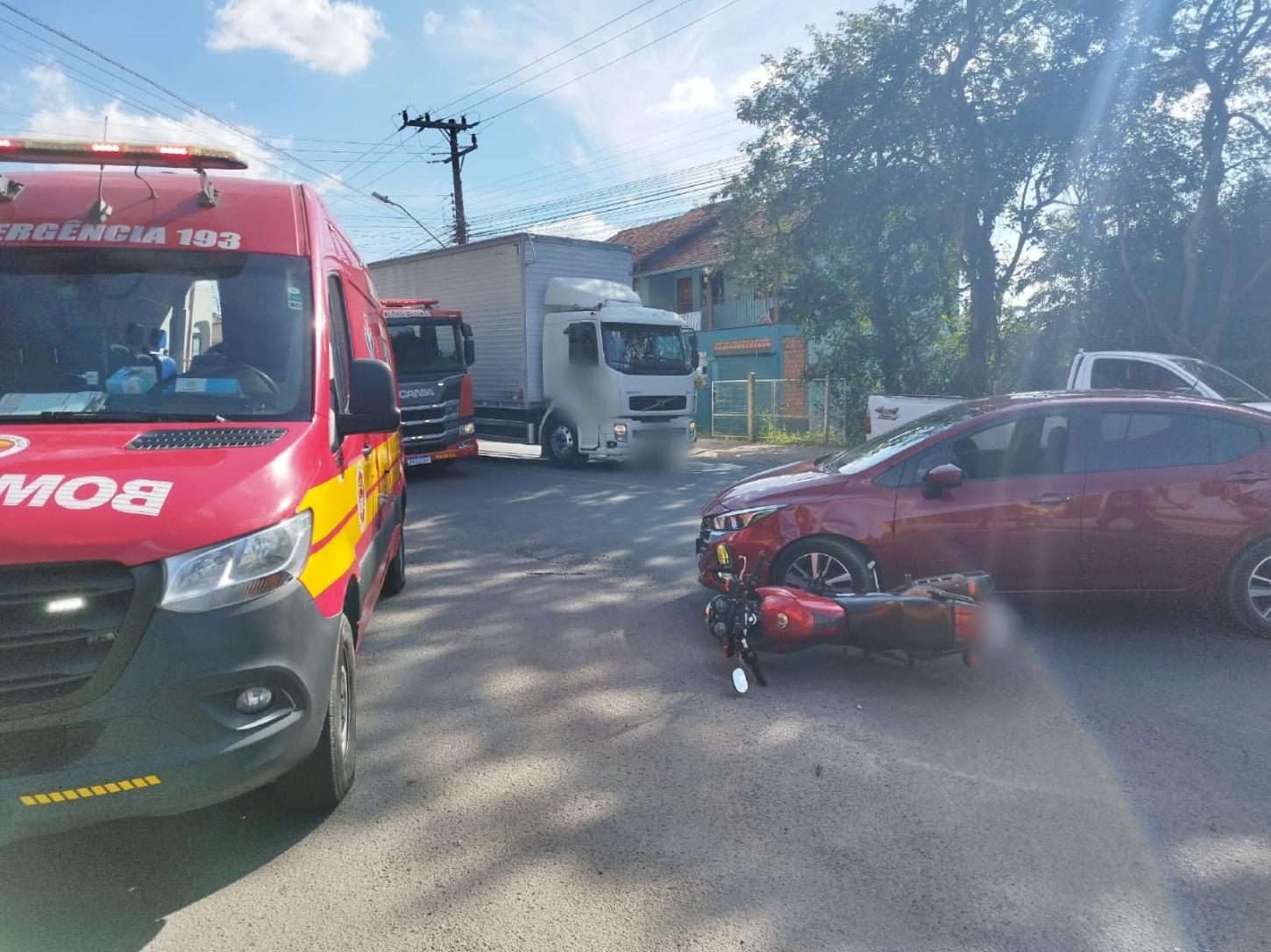 Acidente na Augusto Wunderwald deixa duas pessoas feridas