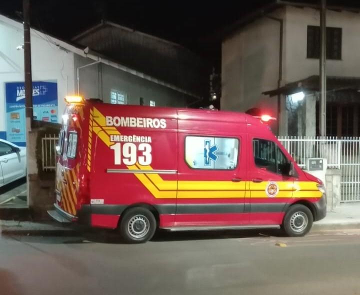 Colisão entre moto e caminhão deixa mulher ferida na estrada das Neves