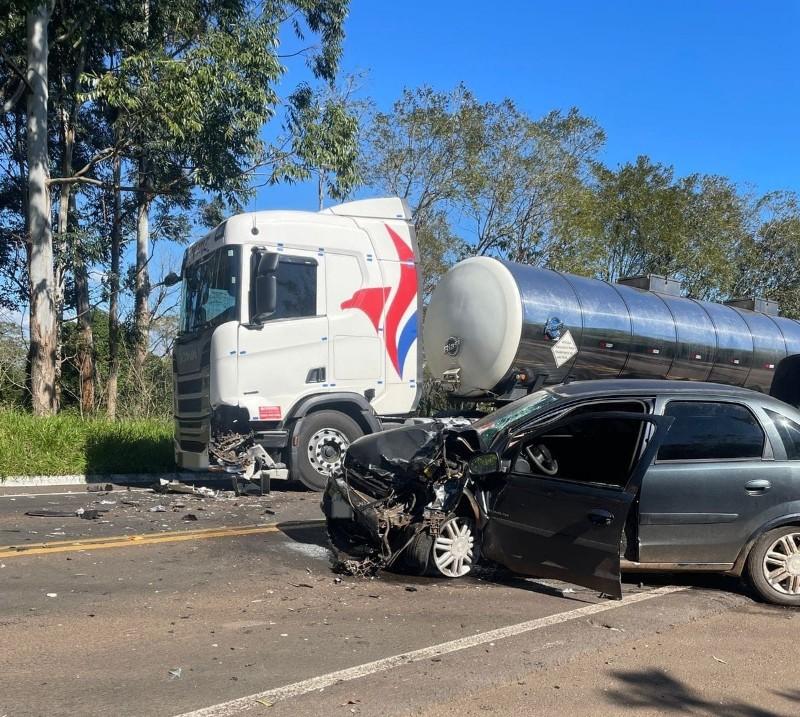 Colisão frontal na SC-480 em Chapecó deixa uma mulher morta