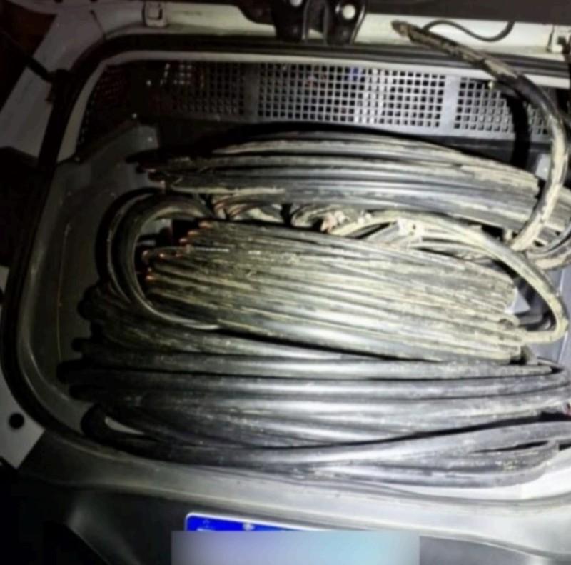 Criminosos cortam fiação de postes durante a madrugada em Mafra