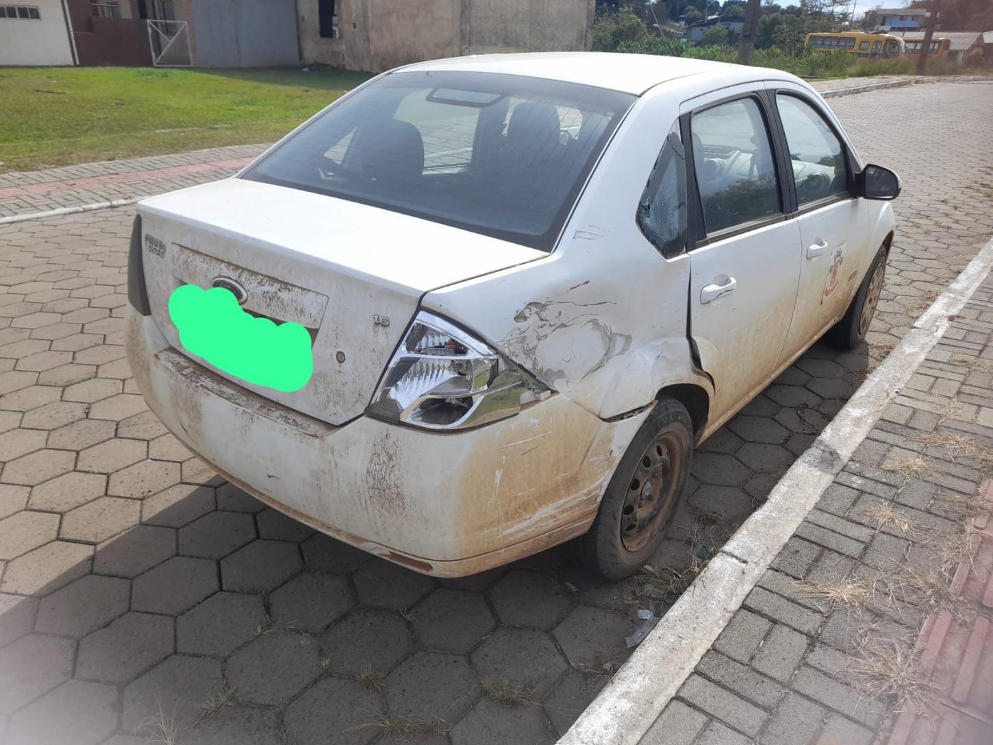 Motociclista fica ferido após colisão com carro no centro de Matos Costa