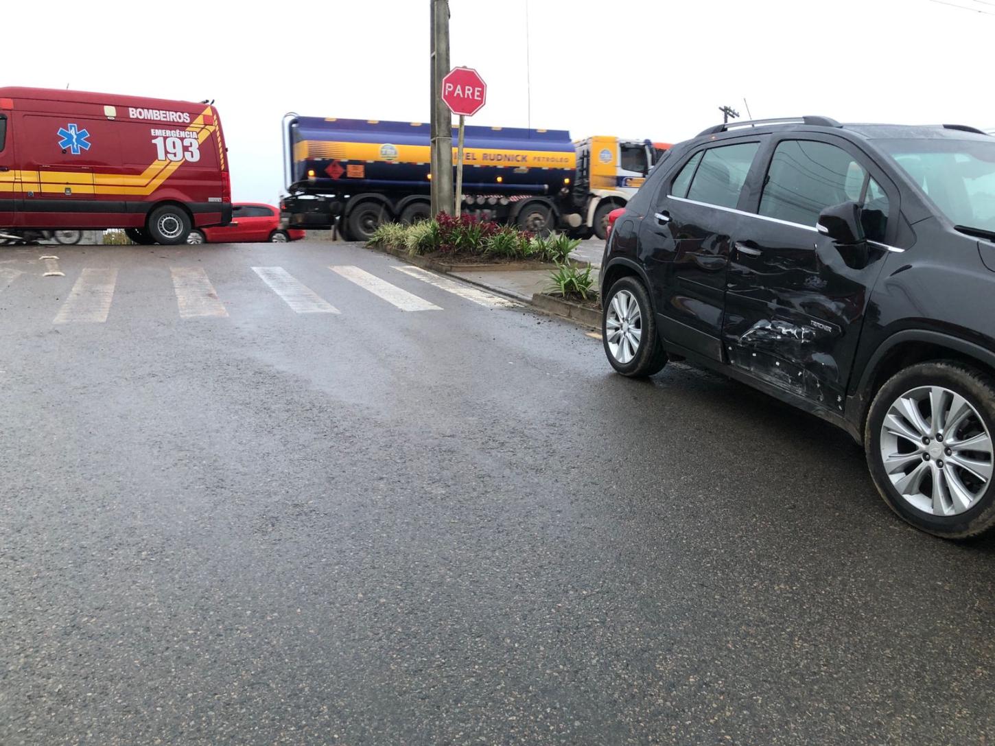Acidente entre carro e moto deixa motociclista ferido na SC-418, em São Bento do Sul