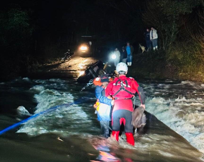 Homem é resgatado de trator preso em ponte submersa no interior