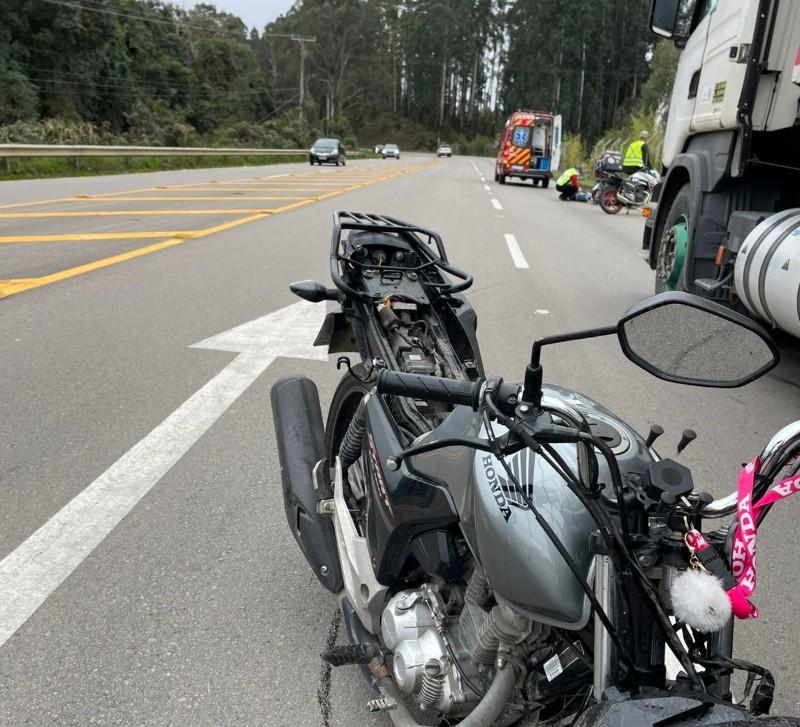 Jovem motociclista fica ferido após saída de pista em Campo Alegre