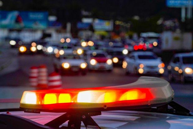 Motorista embriagado foge da PM e perde controle de veículo em Mafra