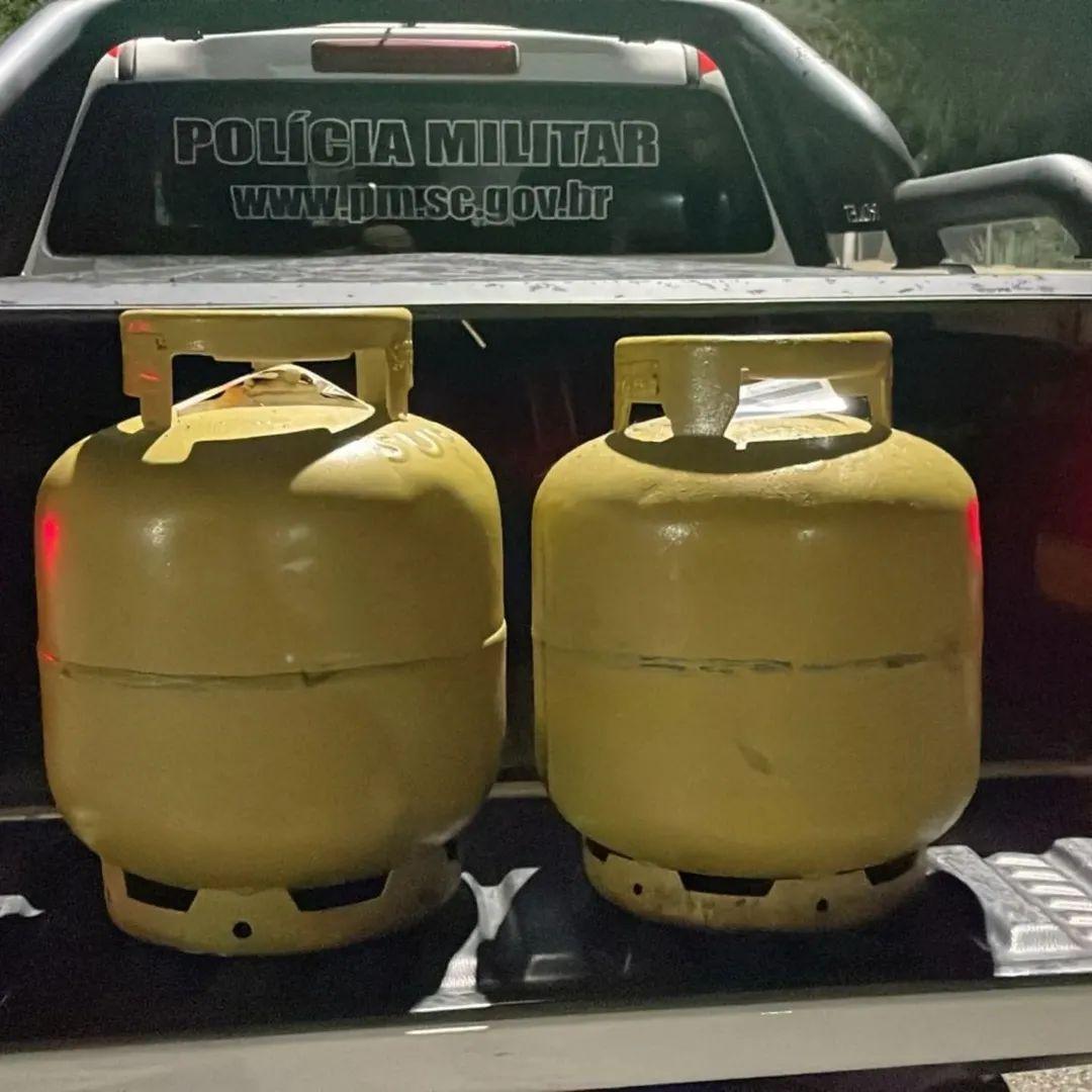 Polícia Militar recupera dois botijões de gás em Rio Negrinho
