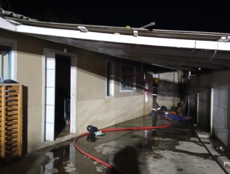 POLICIAIS SALVAM BEBÊ DE 4 MESES EM INCÊNDIO EM CANOINHAS (SC)