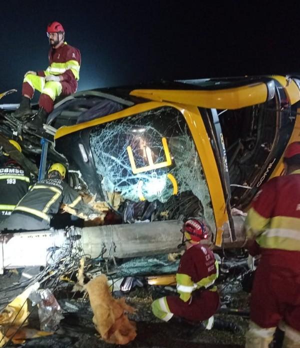 Acidente com ônibus deixa um morto e oito feridos na BR-101, em Imbituba (SC)
