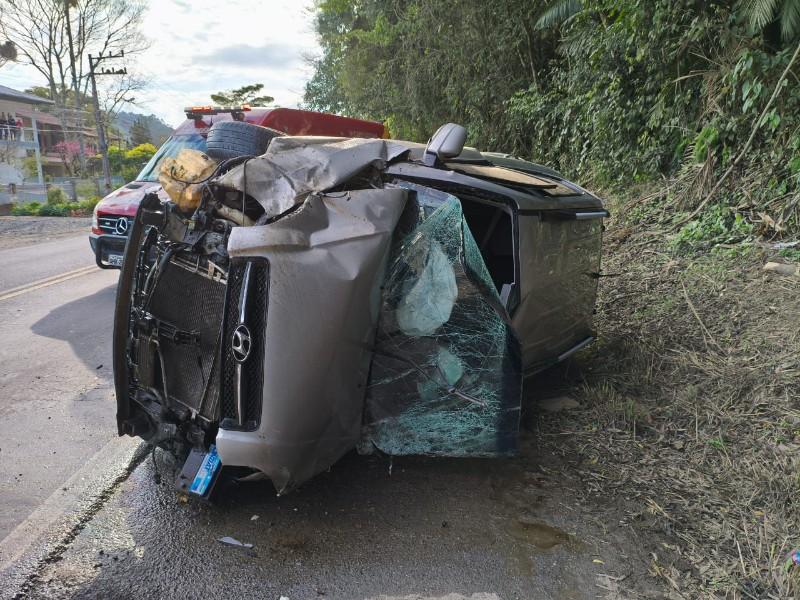Capotamento deixa duas pessoas feridas na SC-350, em Rio do Sul