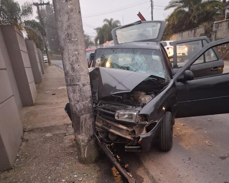 Colisão entre carro e poste deixa três feridos no bairro 25 de Julho