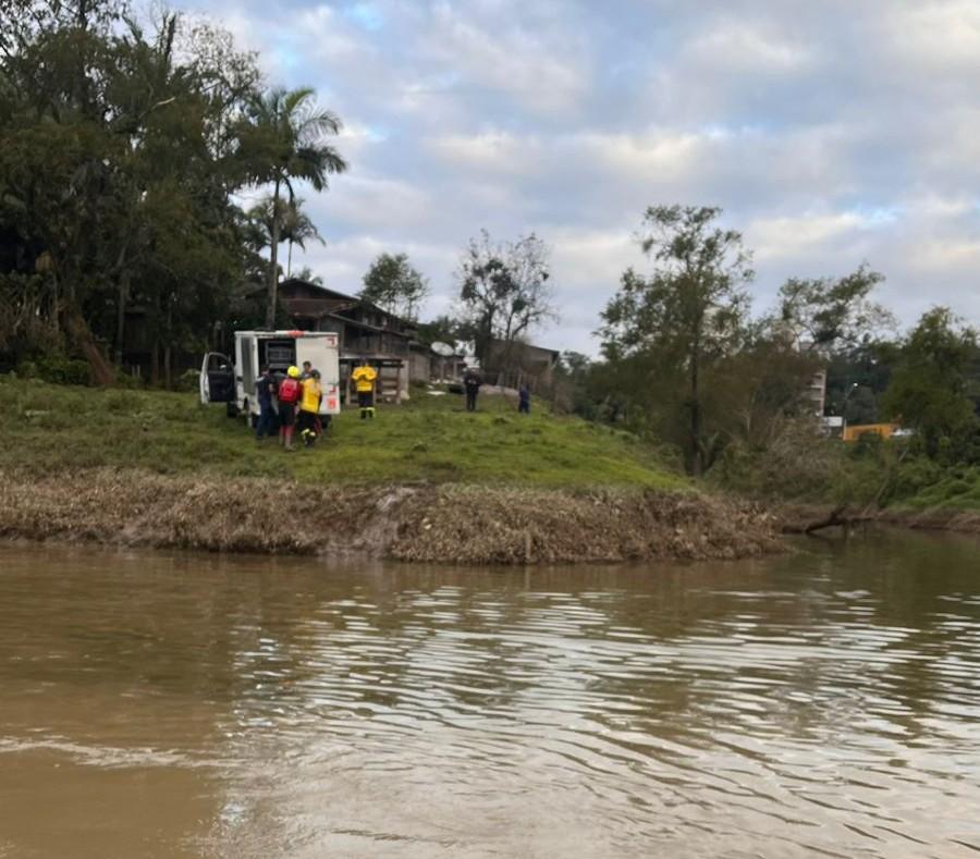 Corpo encontrado 7 dias após desaparecer no rio Itajaí-Açu