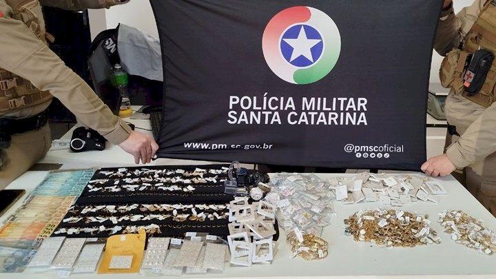 Homem é preso após furtar joalheria e se esconder no forro de shopping
