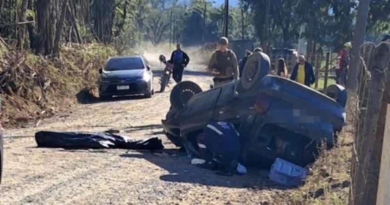 Jovem morre após capotamento na estrada Quiriri, em Joinville