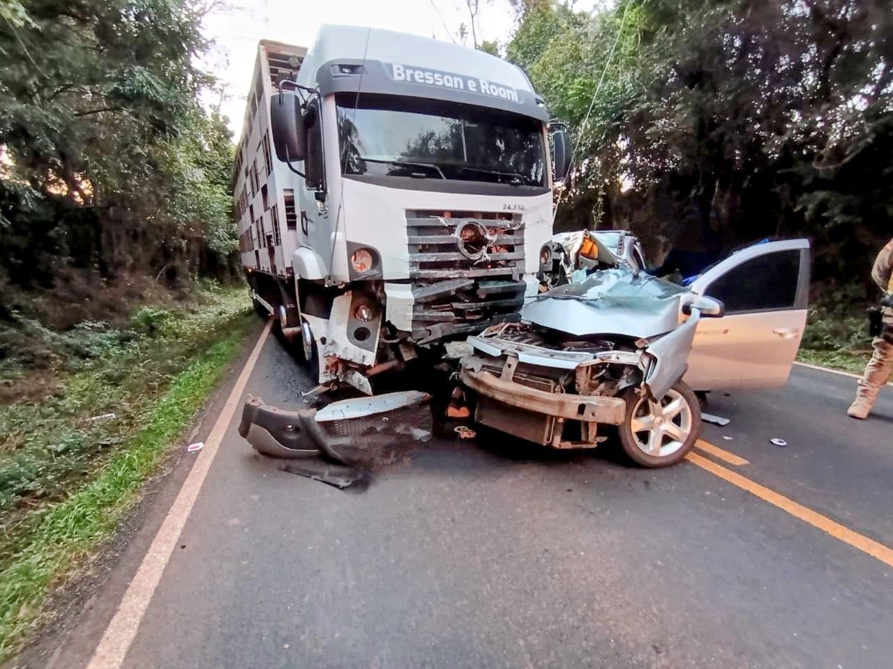 Mulher morre em colisão frontal na SC-283 em Guatambu