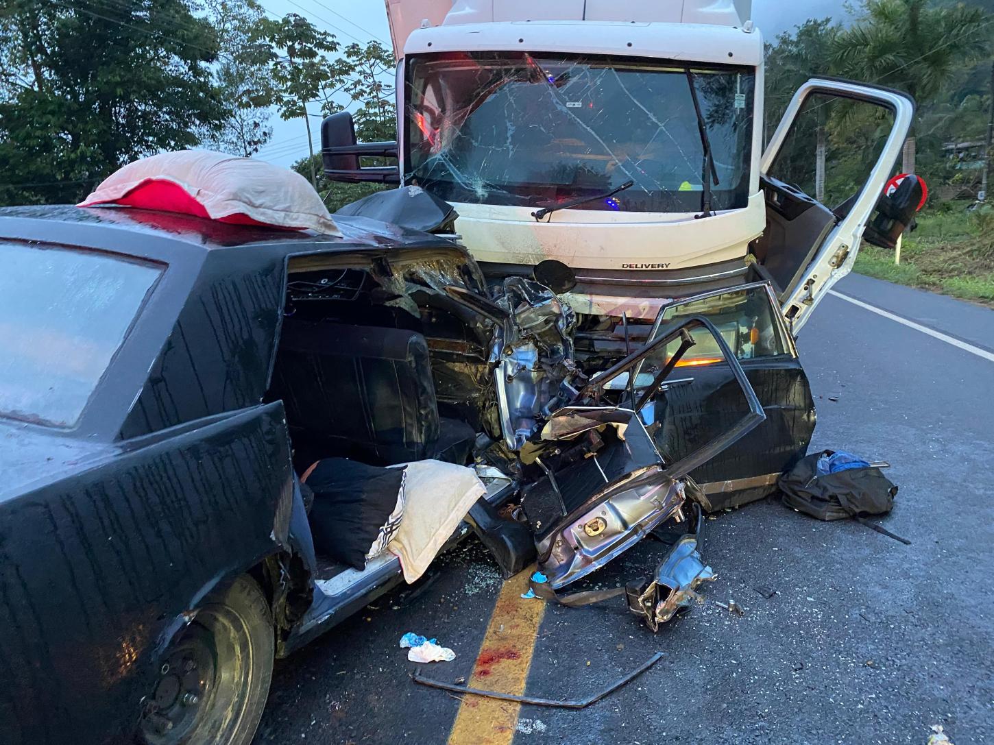 Três pessoas morrem em grave acidente entre caminhão e carro na BR-470, em Apiúna