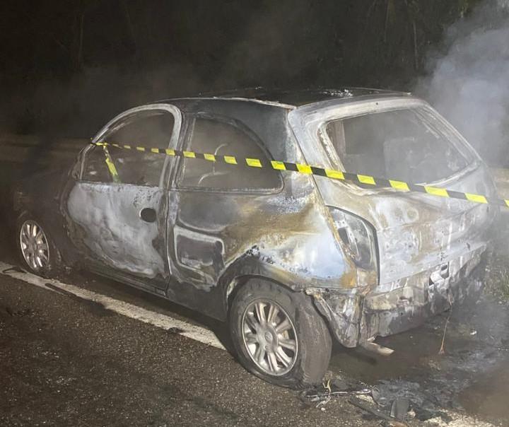 Homem é encontrado morto próximo a carro incendiado na BR-116 em Lages