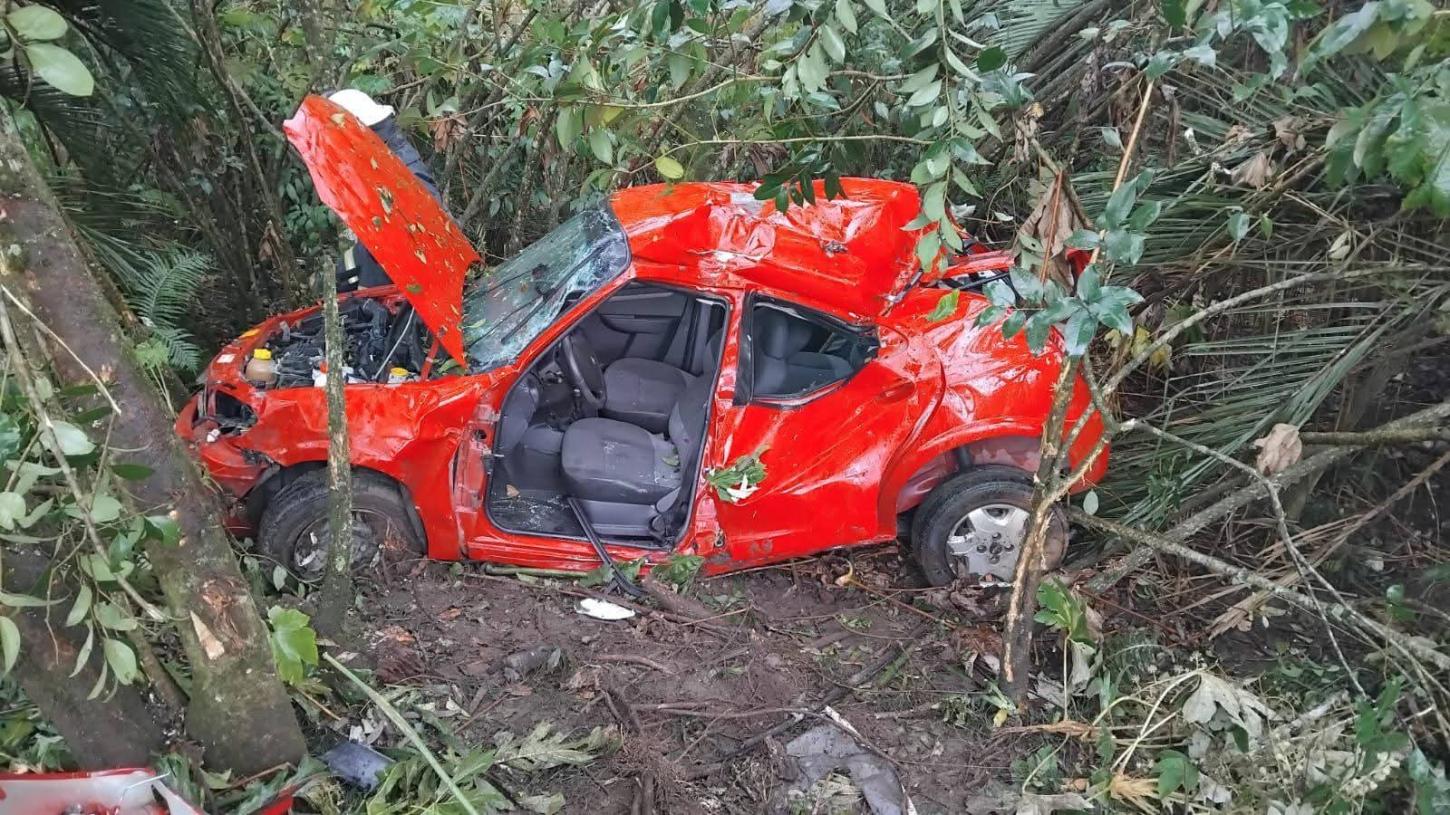 Motorista fica gravemente ferido após capotamento na SC-114, em Itaiópolis