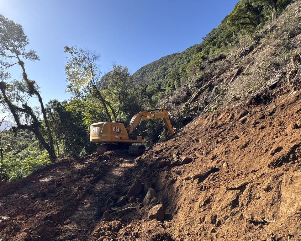 Serviços de terraplanagem das areas de escape na Serra Dona Francisca