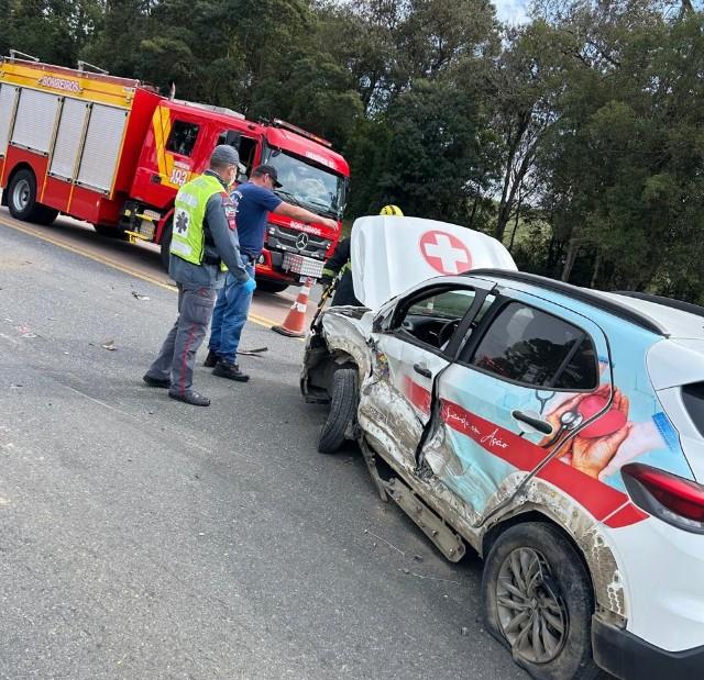 Acidente com quatro veículos mobiliza bombeiros na BR-116 em Mafra