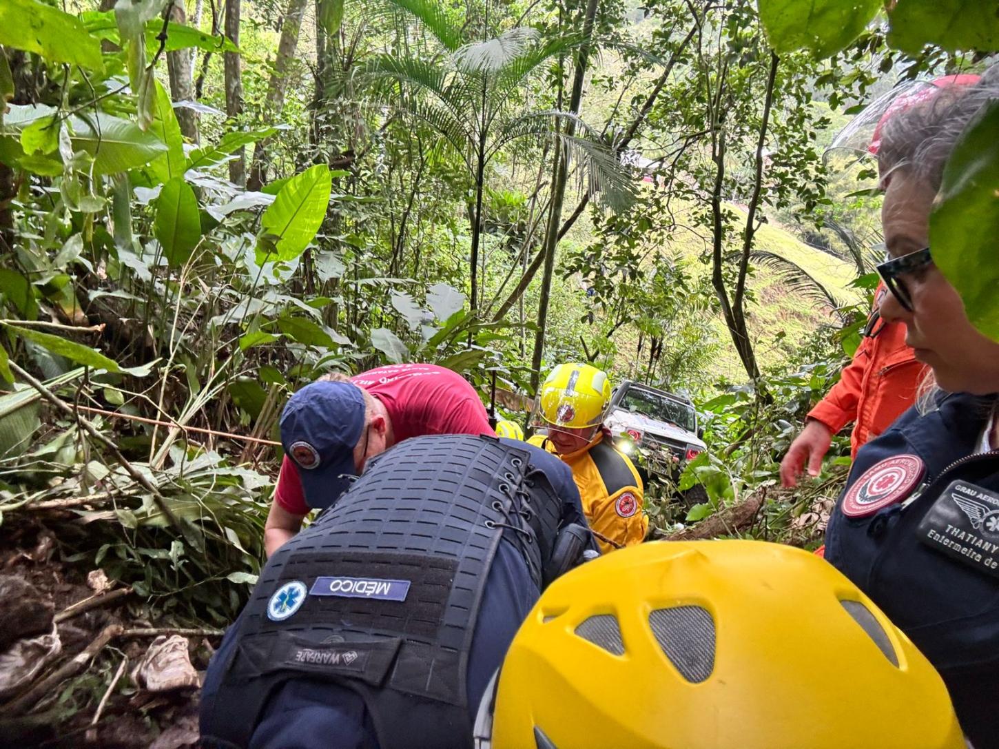 Carro cai em ribanceira e deixa mulher em estado grave em Blumenau