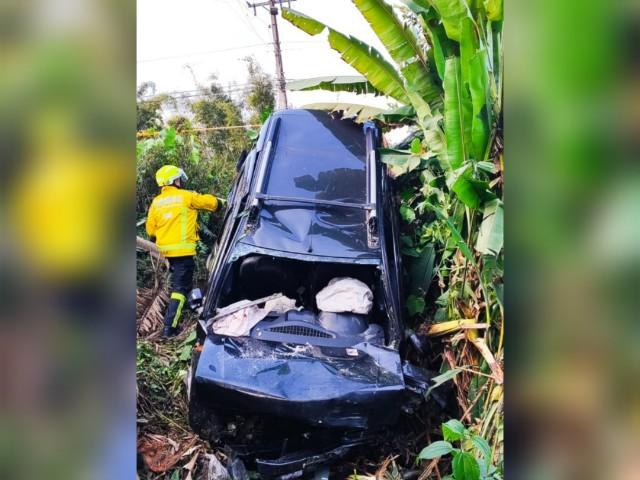 Carro cai em ribanceira e deixa mulher em estado grave em Gaspar