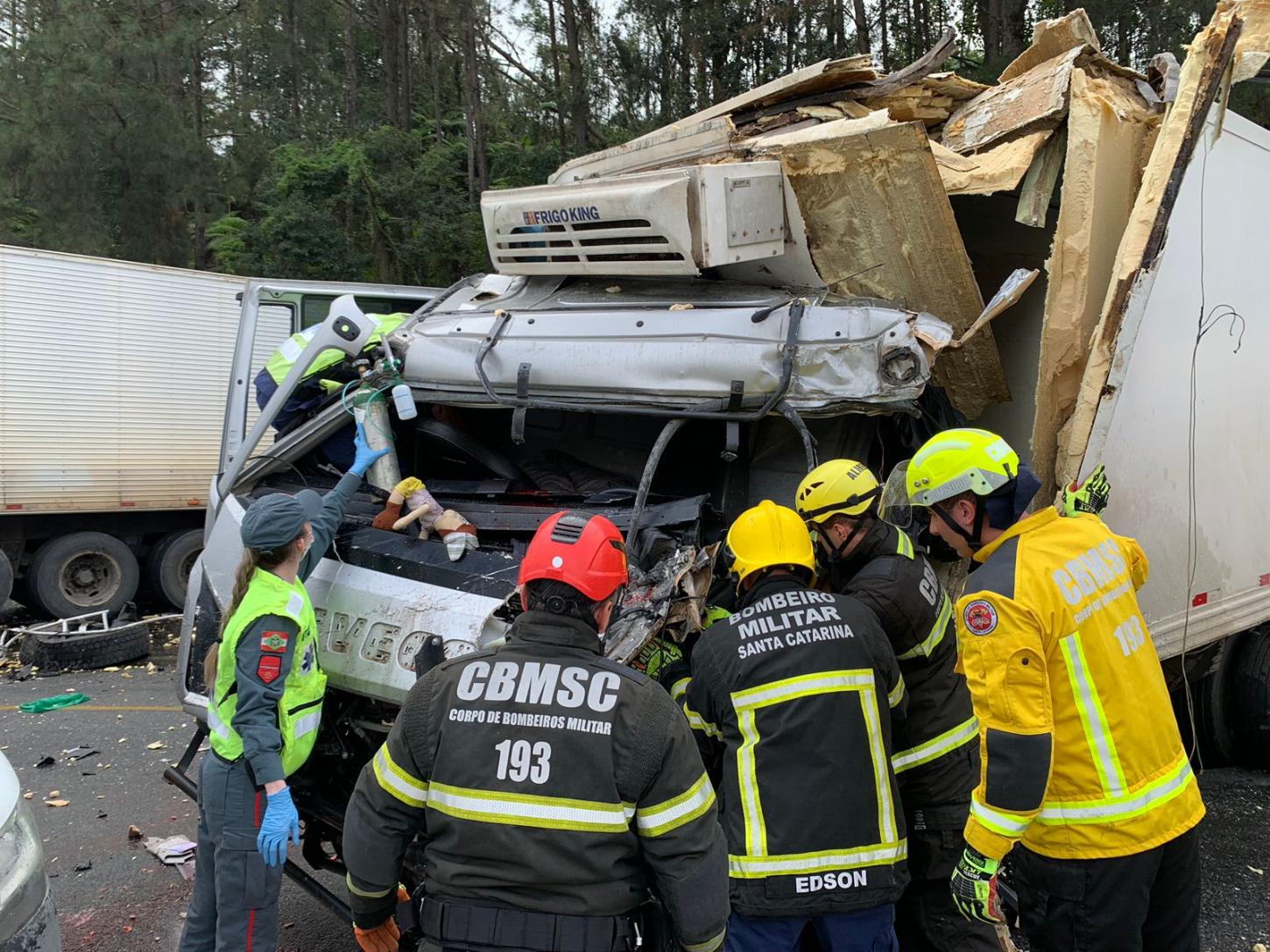 Grave acidente na BR-470 deixa motorista preso às ferragens em Rio do Sul