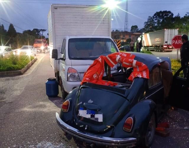 Motorista de Fusca fica gravemente ferido em acidente em Rio Negrinho