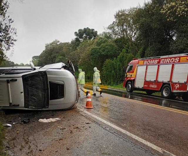 Capotamento deixa homem ferido na BR-280 em Mafra