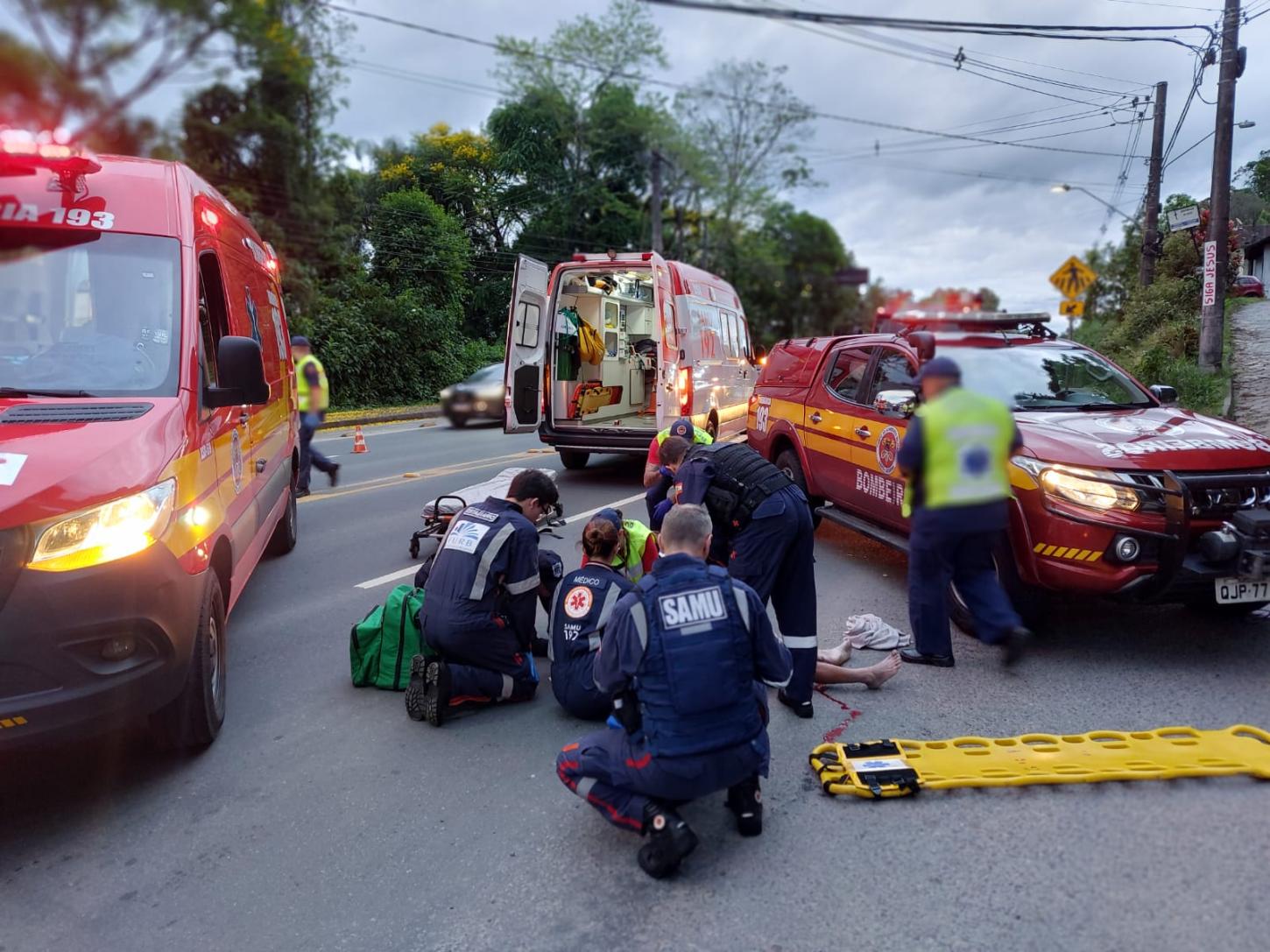 Ciclista é atropelado e fica gravemente ferido em Blumenau
