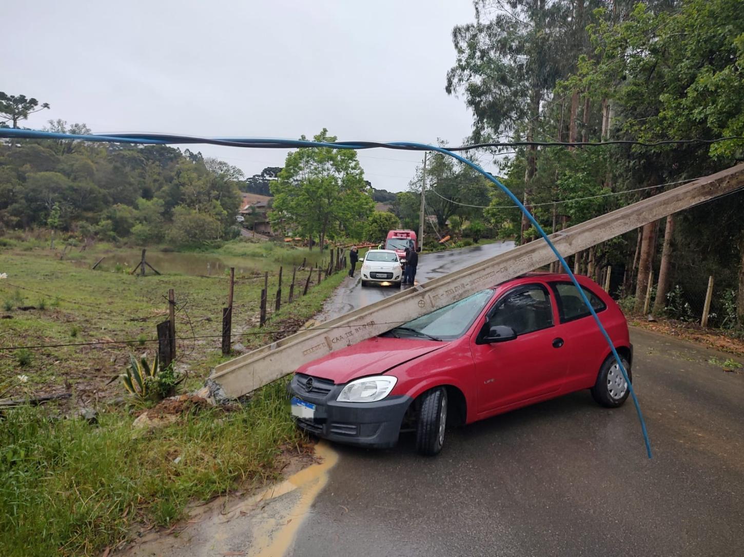 Colisão contra poste deixa mulher ferida em Campo Alegre