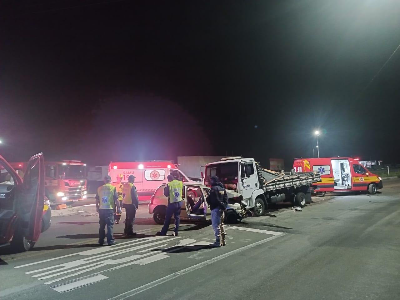 Colisão entre carro e caminhão deixa mulher ferida na BR-280 em São Bento do Sul