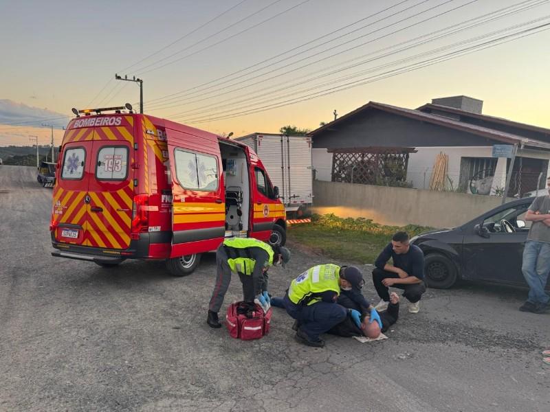 COLISÃO ENTRE CARRO E MOTO DEIXA HOMEM FERIDO EM SÃO BENTO DO SUL