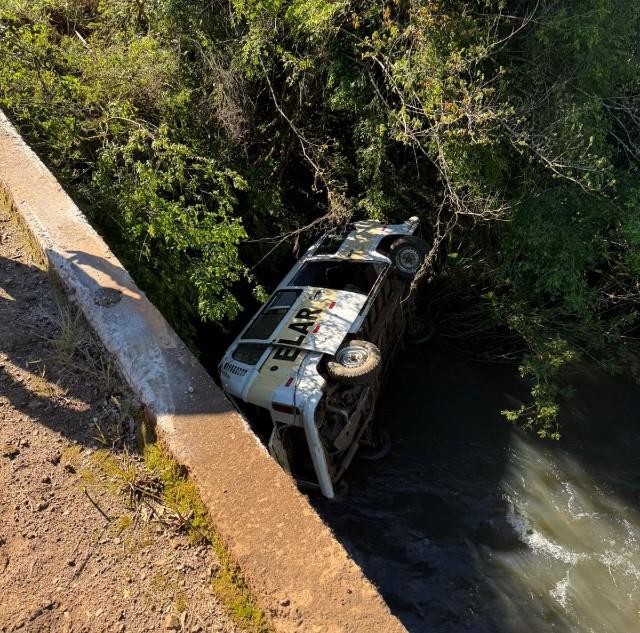 MILAGRE: KOMBI ESCOLAR CAI EM RIO E TODOS SAEM ILESOS EM SANTA CECÍLIA