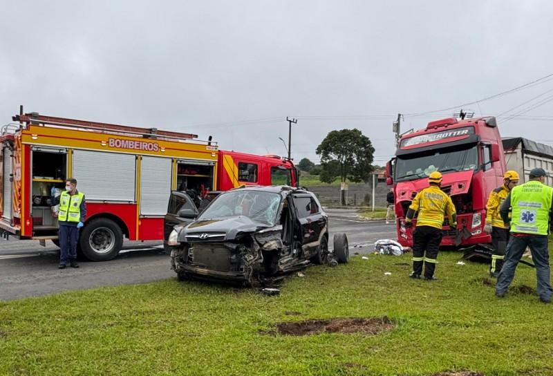 Motorista fica ferido após colisão entre caminhão e carro na BR-280 em Canoinhas